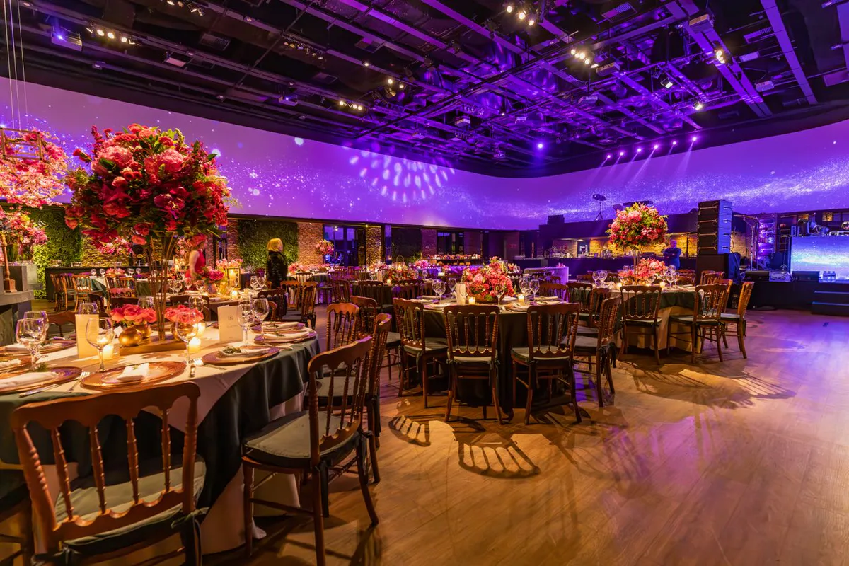 El salón de gala iluminado y montado para una cena formal