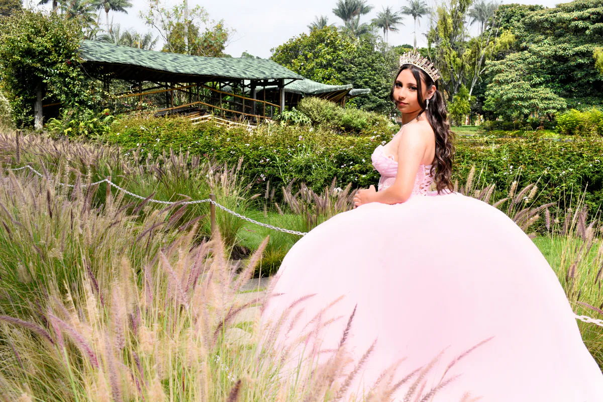 Emilia con vestido largo, entre las flores del jardín